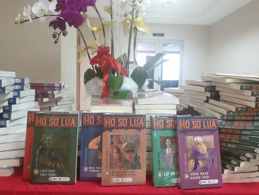 Bộ[-]tiểu[-]thuyết[-]hình[-]sự[-]"Hồ[-]sơ[-]Lửa"[-]của[-]Nhà[-]văn[-]Lại[-]Văn[-]Long[-]được[-]xác[-]lập[-]kỷ[-]lục[-]Việt[-]Nam[-]